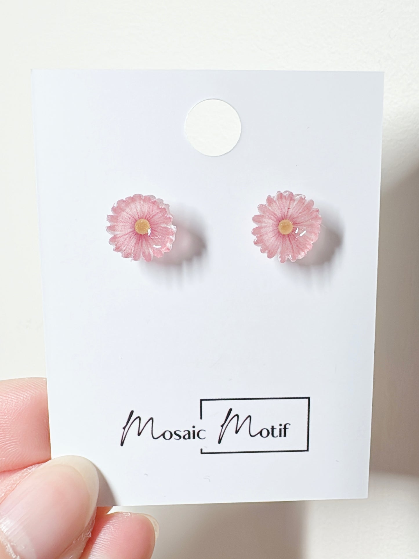 Floral daisy mini stud