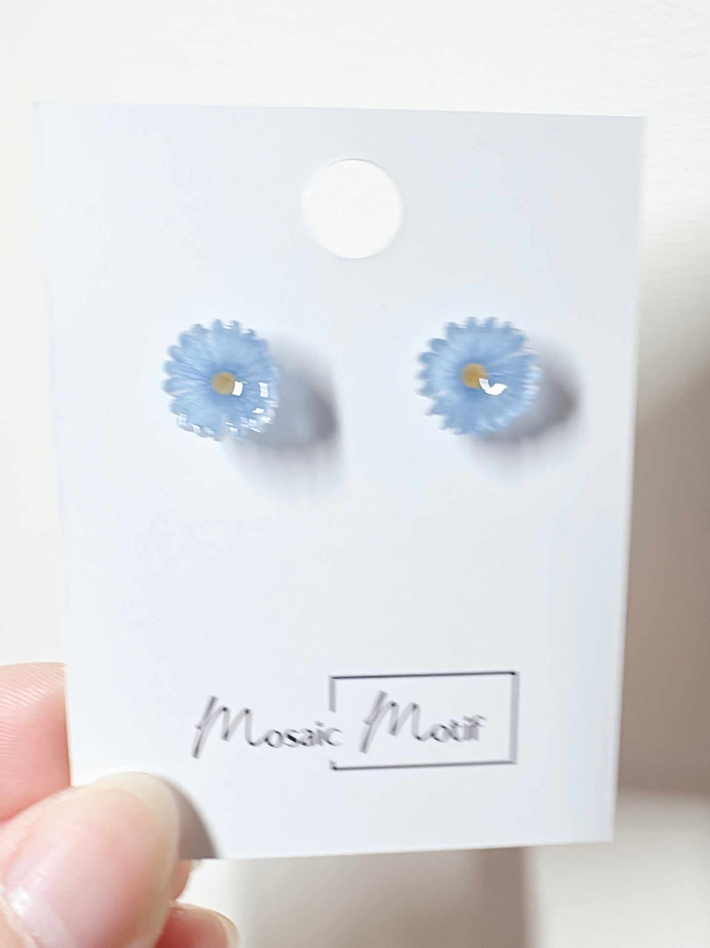 Floral daisy mini stud