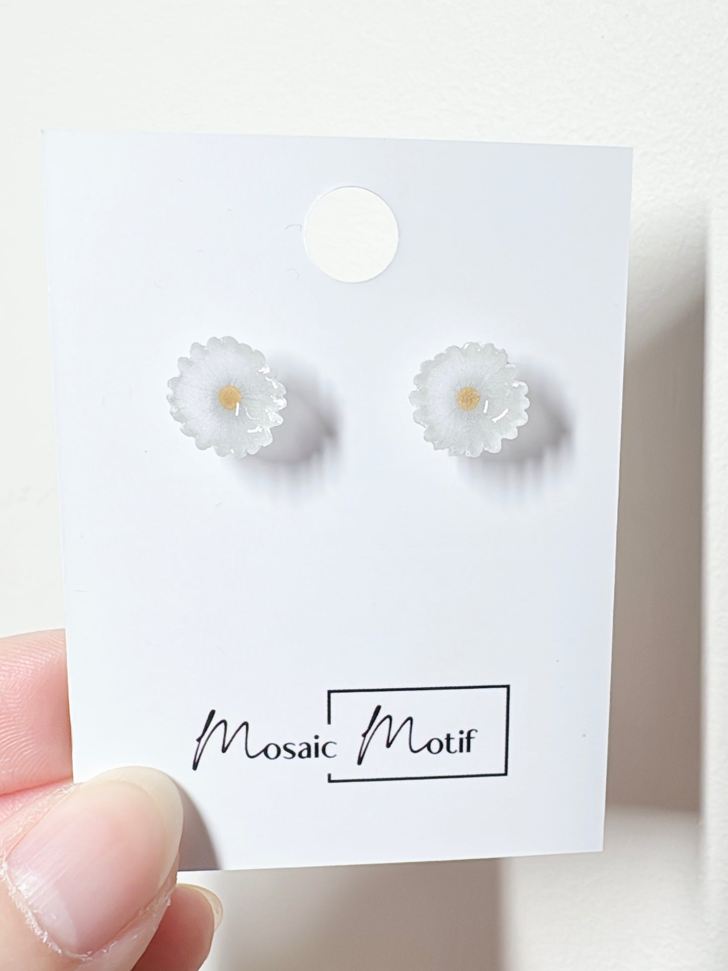 Floral daisy mini stud