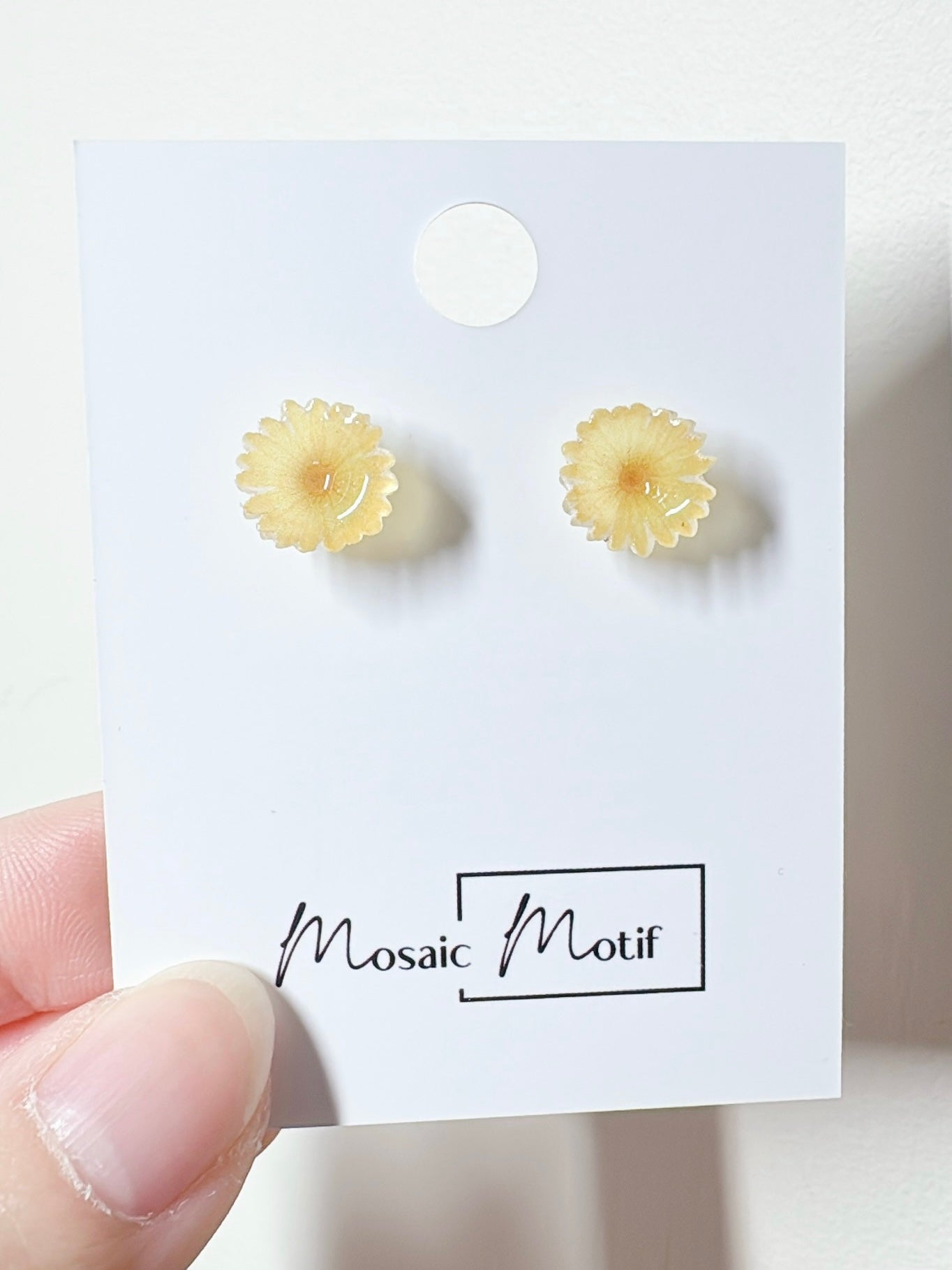 Floral daisy mini stud